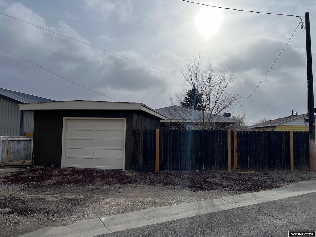 109 E Brooks St, Rawlins, WY 82301 - garage featuring dirt driveway