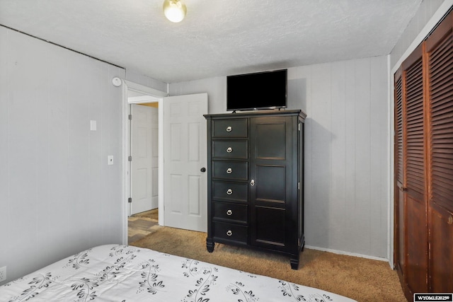 301 Cottonwood St, Evanston, WY 82930 - bedroom with carpet flooring, a closet, and a textured ceiling