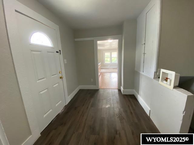 1041 S Mckinley St, Casper, WY 82601 - entryway featuring dark wood-style flooring and baseboards