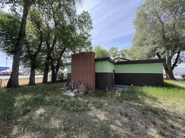 1501 N Federal Blvd, Riverton, WY 82501 - view of side of property featuring a chimney