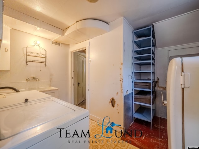 719 E 4th St, Casper, WY 82601 - laundry area with separate washer and dryer