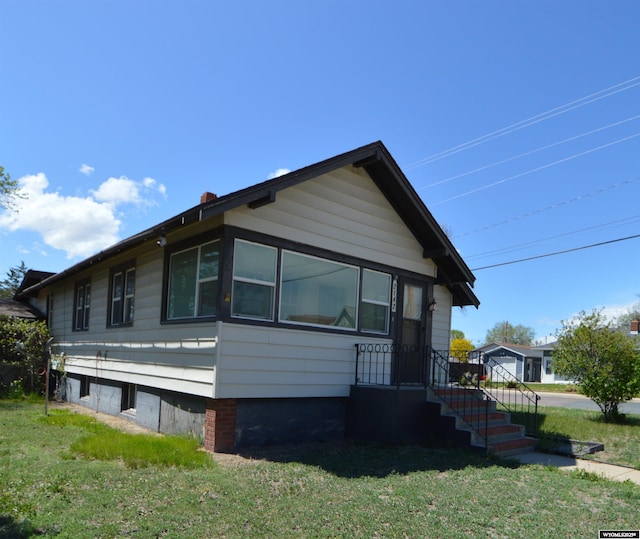 2142 W C St, Torrington, WY 82240 - view of front facade featuring a front yard