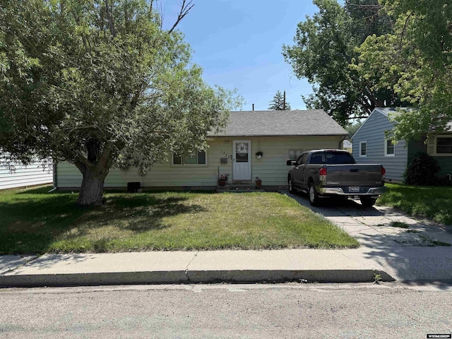 1335 Pine St, Casper, WY 82604 - view of front facade featuring a front yard and driveway