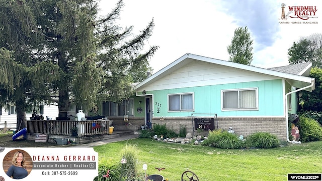 327 S Iowa Ave, Guernsey, WY 82214 - view of front of home featuring brick siding and a front yard