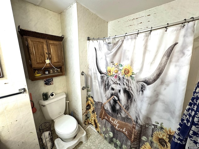 327 S Iowa Ave, Guernsey, WY 82214 - full bathroom with tile walls and a shower with curtain