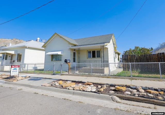 216 Mcclellan St, Rock Springs, WY 82901 - bungalow-style house featuring a fenced front yard