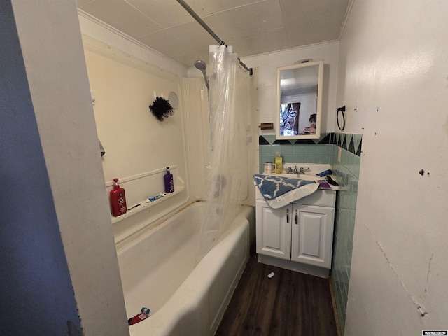 251 S Nebraska Ave, Guernsey, WY 82214 - bathroom featuring shower / tub combo with curtain, vanity, tile walls, crown molding, and wood finished floors