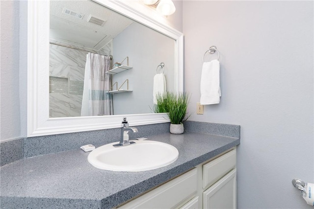 full bath with visible vents, curtained shower, and vanity