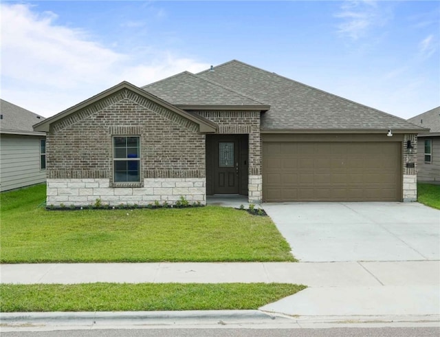 view of front facade featuring a garage and a front lawn