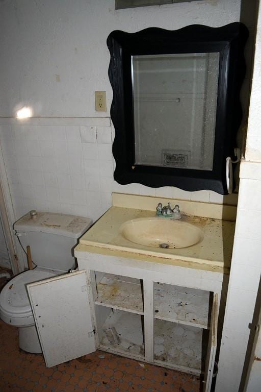 bathroom featuring sink and toilet