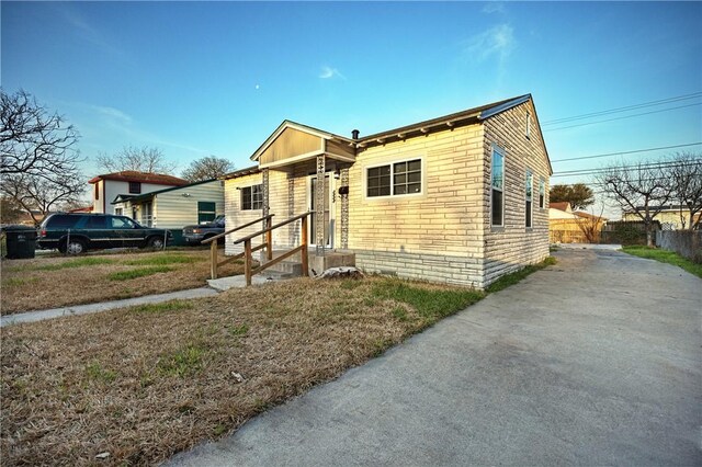 view of front of home featuring a front yard