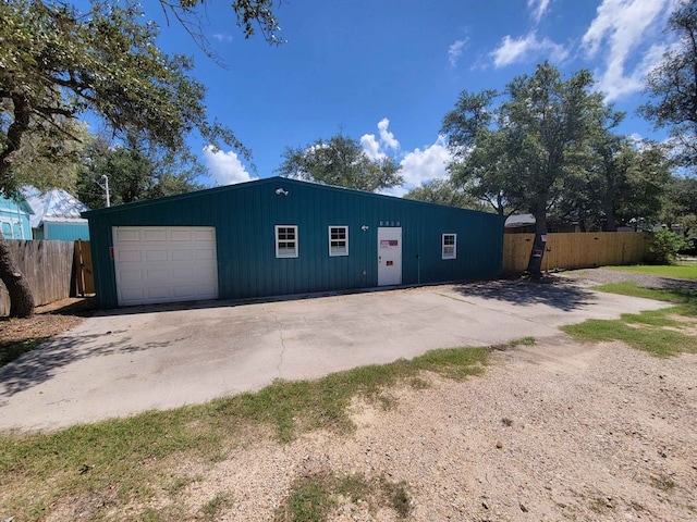 1502 S Hood St, Rockport, TX 78382 - garage with driveway
