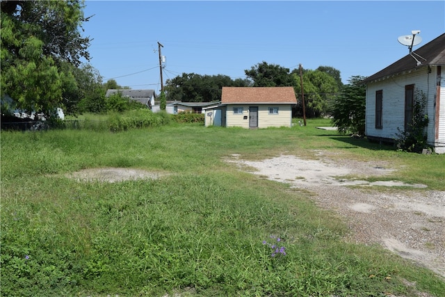 view of yard with an outbuilding