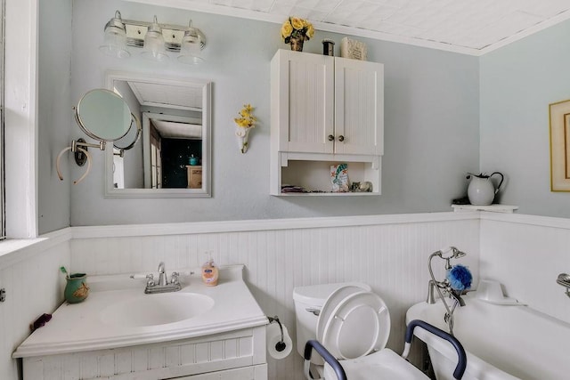 540 Jacoby Ln, Aransas Pass, TX 78336 - bathroom featuring a wainscoted wall, vanity, a bath, and ornamental molding