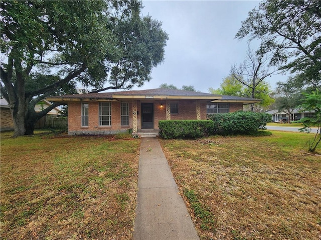 ranch-style home featuring a front lawn