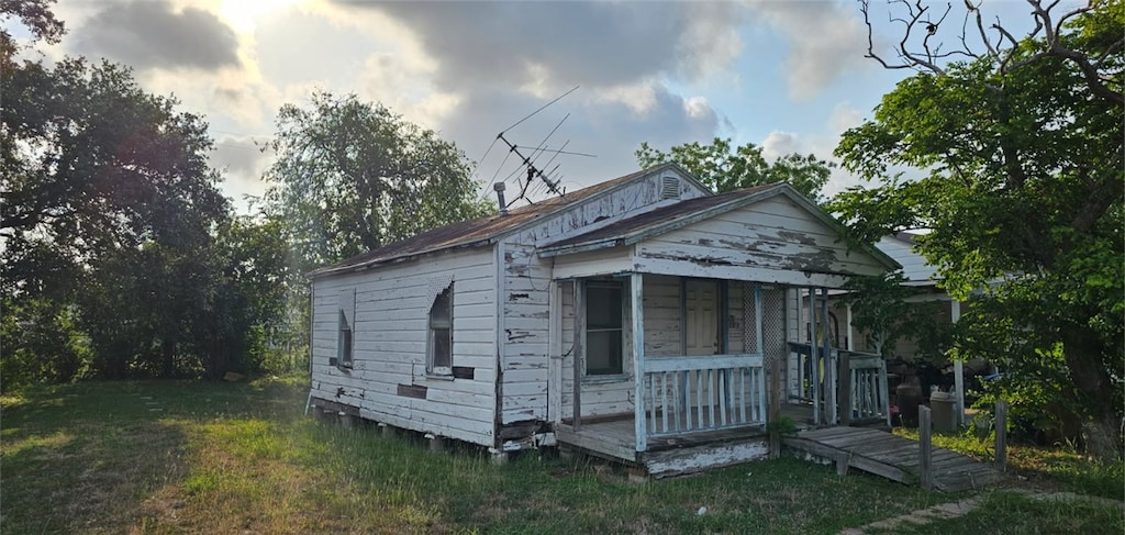 4633 Elvira Dr, Corpus Christi, TX 78416 - view of side of property with a yard