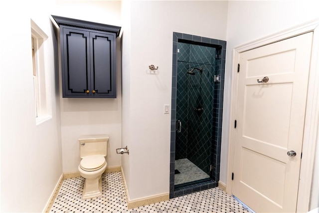 full bath featuring toilet, baseboards, and a stall shower