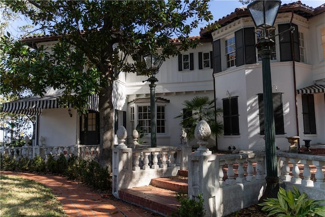 view of front facade featuring stucco siding