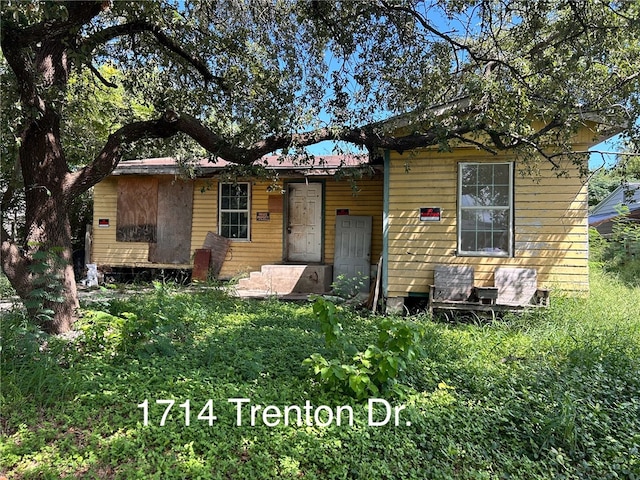 view of front of house featuring a front yard