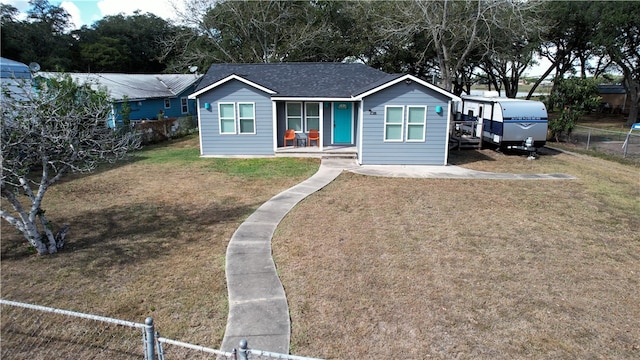 view of front of property featuring a front lawn