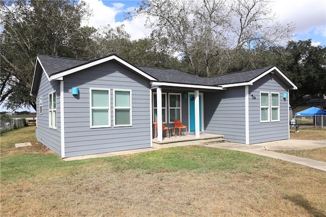 view of front of house featuring a front yard