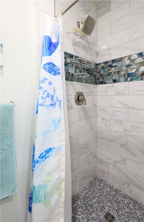 bathroom featuring a shower with curtain