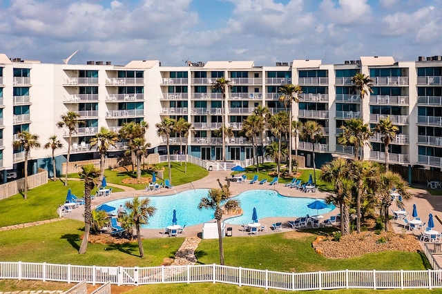 view of swimming pool with a lawn