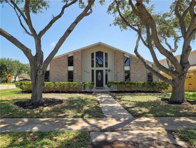 4753 Sierra Blanca Blvd, Corpus Christi, TX 78413 - mid-century inspired home featuring brick siding and a front lawn