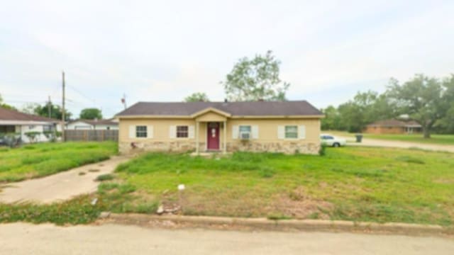 view of front of property with a front yard