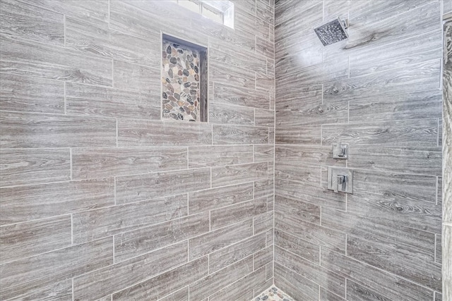 bathroom featuring a tile shower