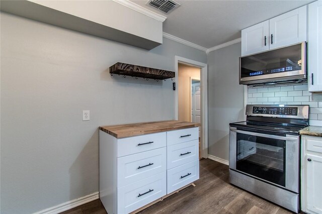 4001 Cott St, Corpus Christi, TX 78411 - kitchen with appliances with stainless steel finishes, butcher block countertops, crown molding, dark wood-style floors, and baseboards