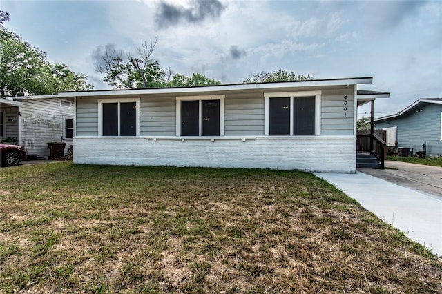 4001 Cott St, Corpus Christi, TX 78411 - ranch-style home featuring brick siding and a front yard