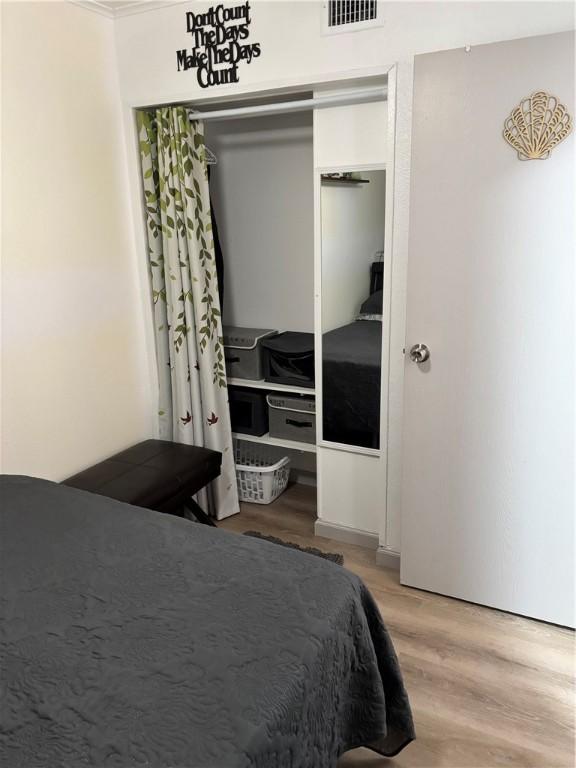 3938 Surfside Blvd Unit 3129, Corpus Christi, TX 78402 - bedroom featuring wood finished floors and a closet