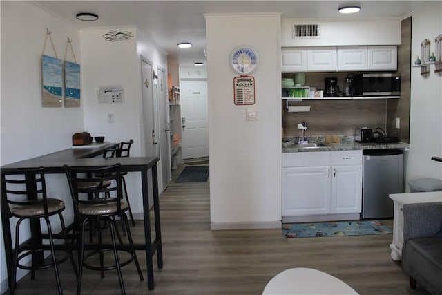 3938 Surfside Blvd Unit 3129, Corpus Christi, TX 78402 - kitchen with wood finished floors, fridge, white cabinetry, a sink, and baseboards