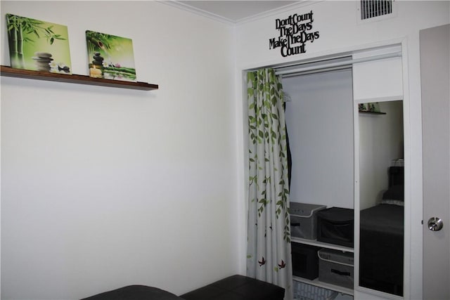 3938 Surfside Blvd Unit 3129, Corpus Christi, TX 78402 - bedroom with crown molding and a closet