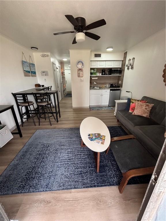 3938 Surfside Blvd Unit 3129, Corpus Christi, TX 78402 - living area featuring wood finished floors and ceiling fan