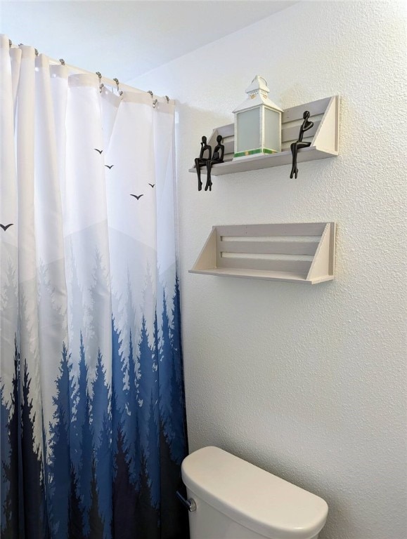 3938 Surfside Blvd Unit 3129, Corpus Christi, TX 78402 - bathroom featuring toilet and curtained shower