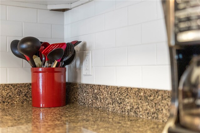 details featuring tasteful backsplash