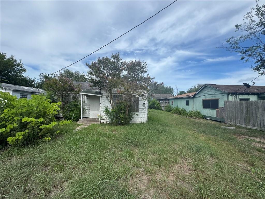 334 Osage St, Corpus Christi, TX 78405 - view of yard with an outbuilding