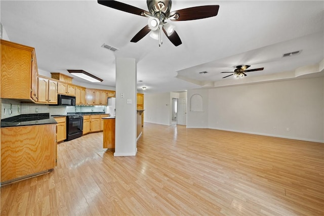 3606 Emory Dr, Corpus Christi, TX 78410 - kitchen with black appliances, open floor plan, light wood-style floors, ceiling fan, and tasteful backsplash