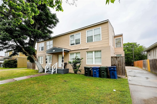 view of front facade featuring a front yard