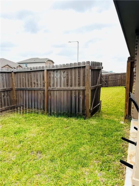1353 Regents Park Ln, Corpus Christi, TX 78415 - view of yard