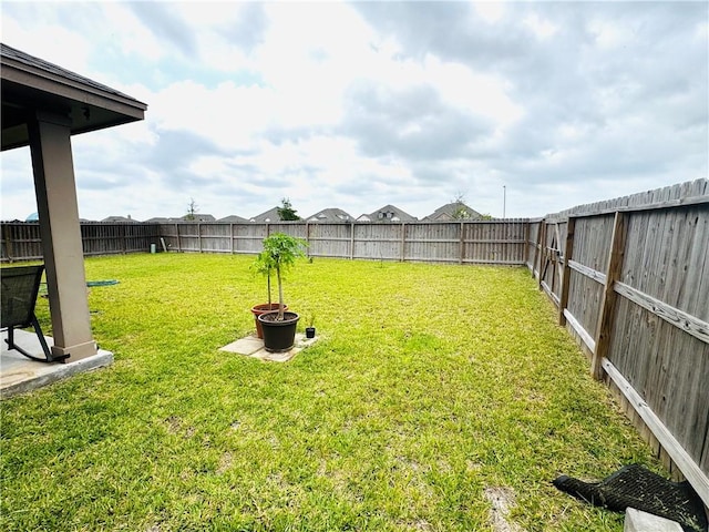1353 Regents Park Ln, Corpus Christi, TX 78415 - view of yard