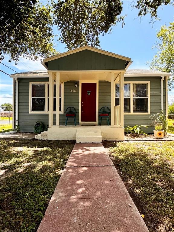 view of front of house featuring a porch