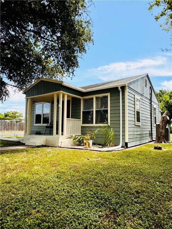 single story home with a front yard