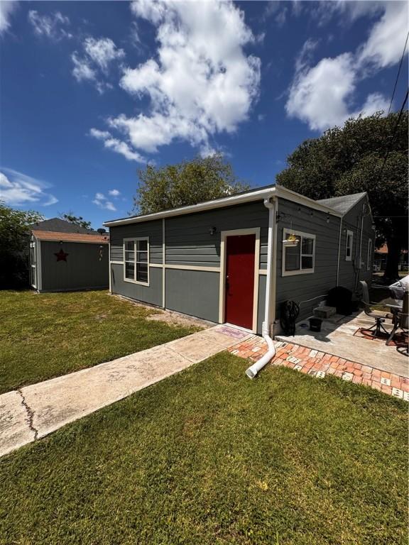 view of front of property featuring a patio and a front yard