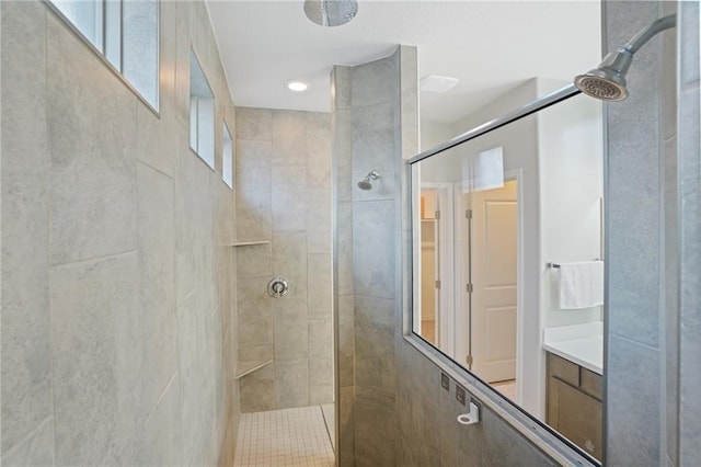 bathroom featuring plenty of natural light and tiled shower