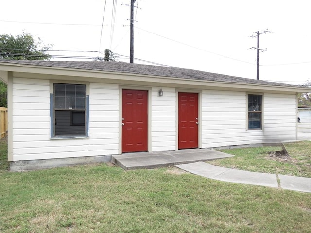 single story home featuring a front yard