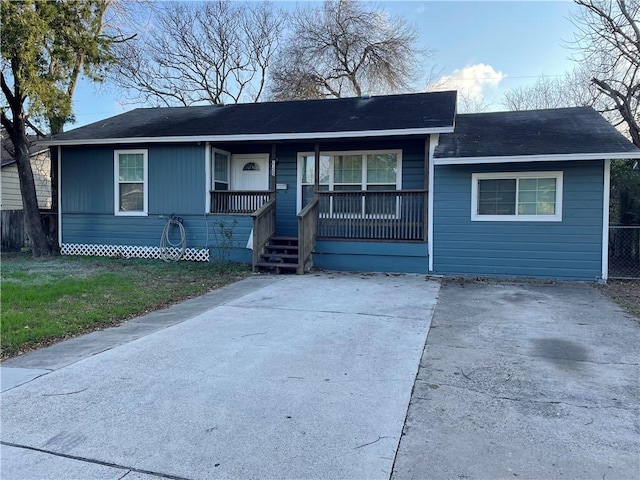 2125 Harriett Dr, Corpus Christi, TX 78416 - ranch-style home featuring a porch and a front yard