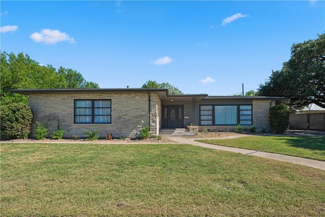 view of front of property with a front yard